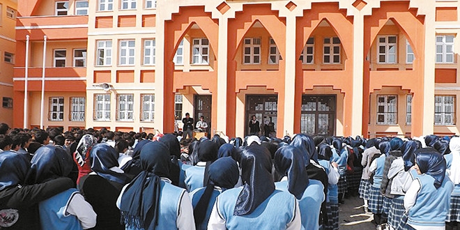 İHL'de sosyal medya dersi: İnternete fazla girme kötü sözleri rt etme