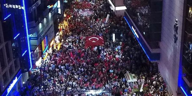 İzmir'de 9 Eylül coşkusu, halk bayraklarla sokaklara aktı