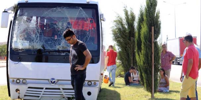 Antalya'da servis midibüsü refüje çarptı: 5 yaralı