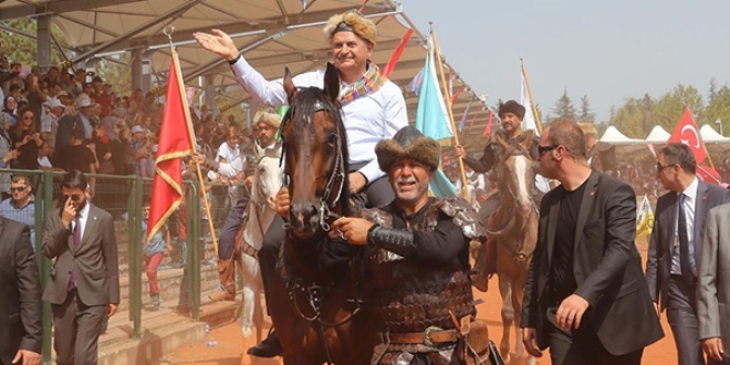 Başbakan Binali Yıldırım ata bindi