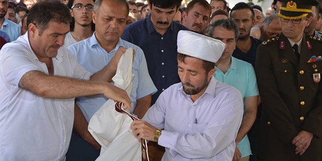 Şehidin ikizinin cenaze namazını imam babası kıldırdı