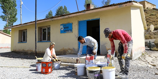 Belediye ekipleri öğretmenlerle el ele okulları onarıyor