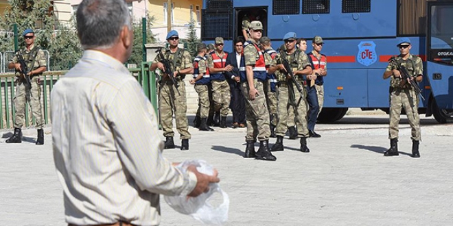 Vatandaşlar FETÖ'cü sanıklara ip attı