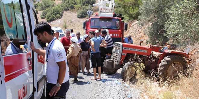 Manisa'da tarm iilerini tayan traktr devrildi: 16 yaral