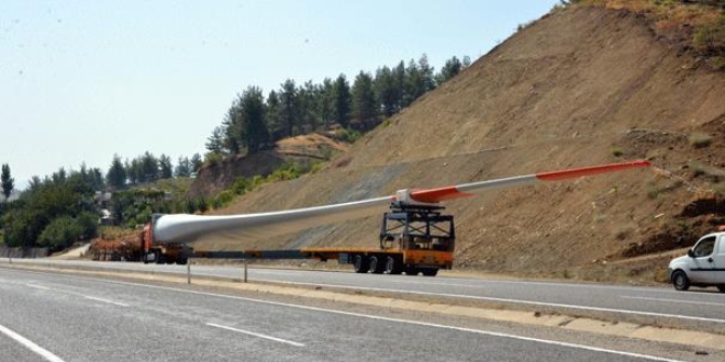 TIR'larla taşınan RES türbin pervanaleri 4 günde götürülebildi