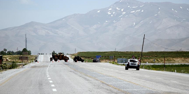 Kapalı yolu açıp teröristlerle toplantı yapmışlar