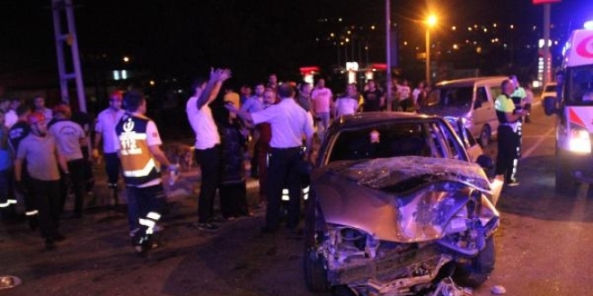 Kaza yapan otomobildeki 4 polis memuru yaralandı