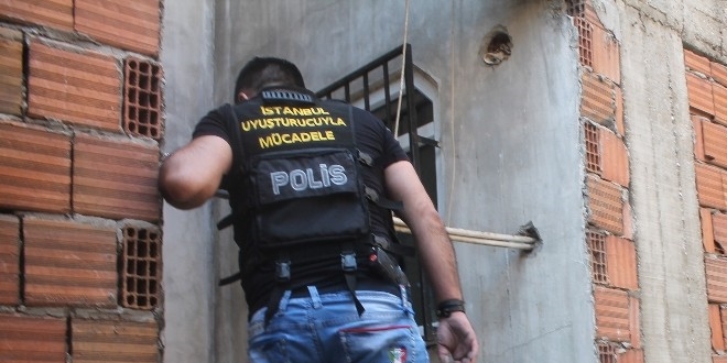 Fatih'te uyuşturucu operasyonu: 4 kişi gözaltına alındı