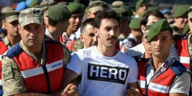 'Hero' tişörtü giyen darbe sanığı Gökhan Güçlü: Darbeden haberim yoktu