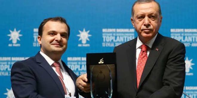 Erdoğan'ın plaket verdiği başkan FETÖ'den yargılanıyor