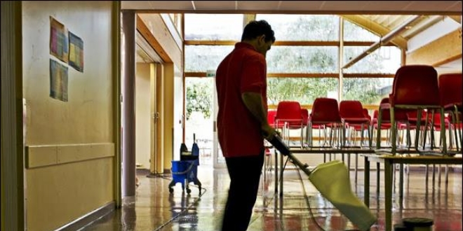 Şemdinli'de öğretmenler okul temizledi