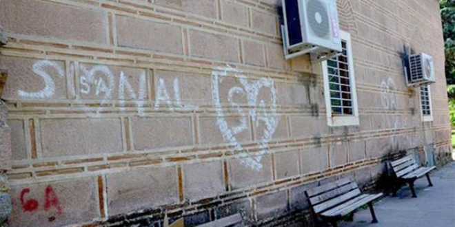 Tarihi duvarların 'aşk defterine' dönmesi tepki topladı