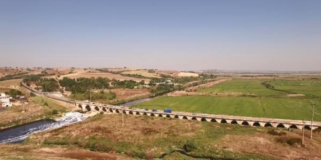 Tarihi köprü Guinnes yolunda