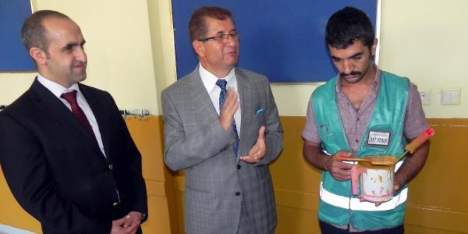 Cezası bitti, çocuklar için okulu 1 hafta daha boyadı
