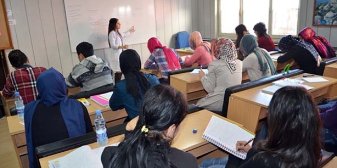 Üniversiteye hazırlanan öğrencilere ücretsiz kurs