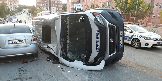Başkentte öğrenci servisi devrildi: 10 yaralı