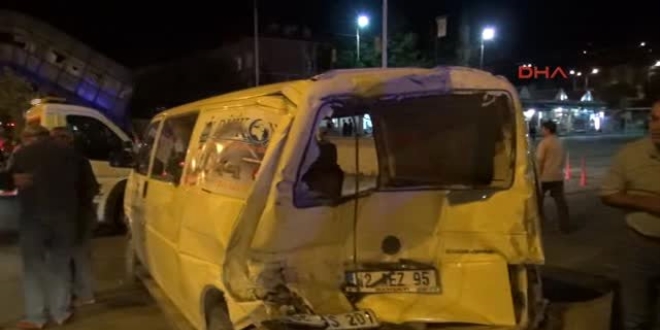 Bursa'da freni boşalan kamyonet 10 araca zarar verdi