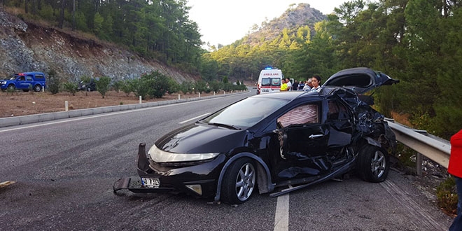 Muğla'da otomobil ile servis minibüsü çarpıştı: 10 yaralı
