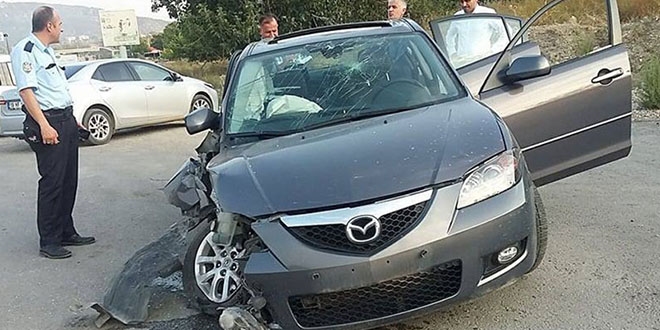 Çaldığı otomobille polis noktasına çarptı