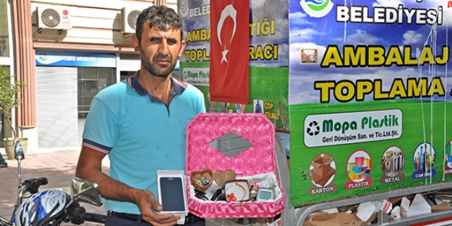 Çöpte bulduğu değerli eşyaları emniyete teslim etti