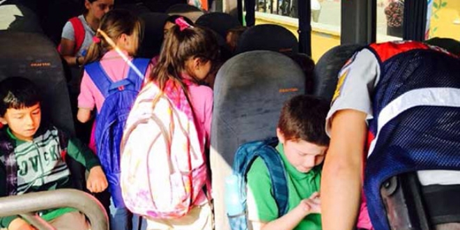 Öğrenci servisini durduran jandarma şoke oldu
