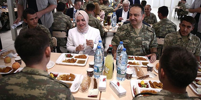 Bakan Kaya sınır karakolunda askerlerle yemek yedi