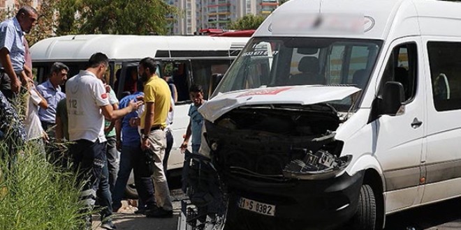 Öğrenci servisiyle minibüs çarpıştı: 3'ü öğrenci 7 yaralı