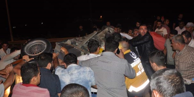Vatandaşlar, yaralı sürücüyü aracı kaldırarak kurtardı