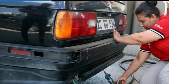 Olunu okutabilmek iin benzinlikte pompaclk yapyor