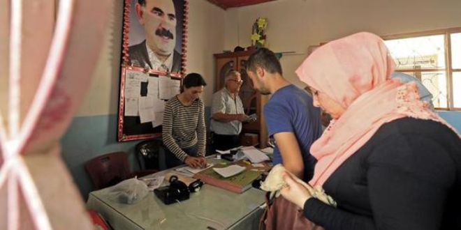 Öcalan posteri önünde oy sandığı