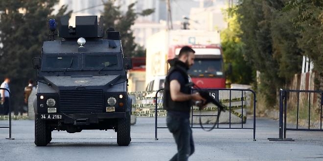 stanbul'da polise silahl saldr