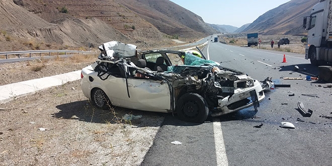 Erzincan'da otomobille kamyon arpt: 1 l, 1 yaral