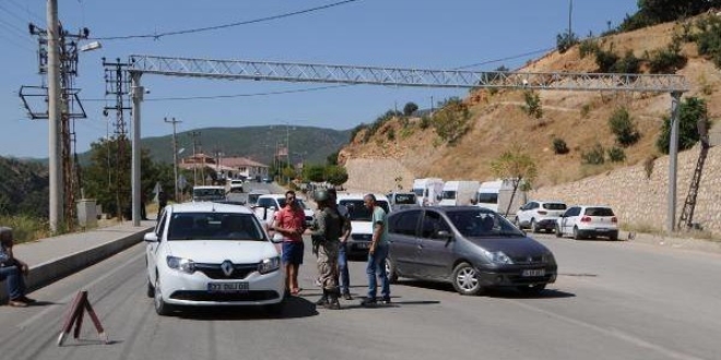 Tunceli'de yol kesen PKK'l terristler TIR yakt