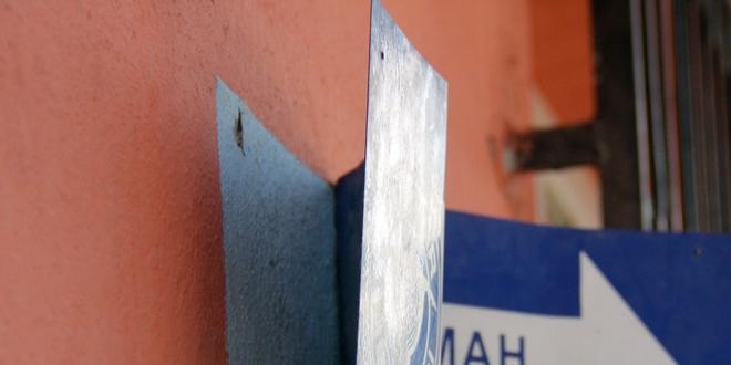 Kadın polis uyuşturucuyu sokak tabelasında buldu
