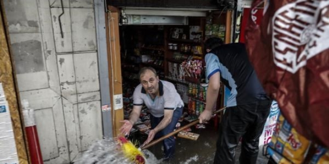 Gelibolu'da şiddetli yağış nedeniyle 4 aile yazlıklarında mahsur kaldı