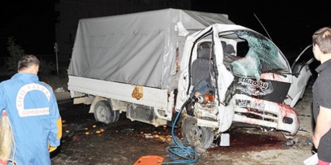 İzmir'de arazöz ile kamyonet çarpıştı: 1 ölü, 5 yaralı