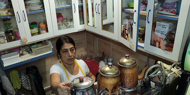 'Hatice abla' kızlarının geleceği için çay demliyor