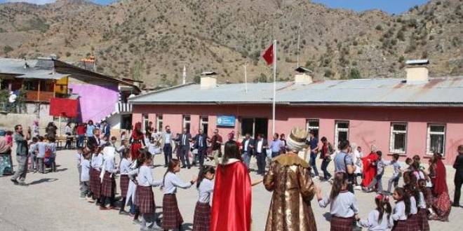 Üniversite öğrencileri, köy okulunu yeniledi