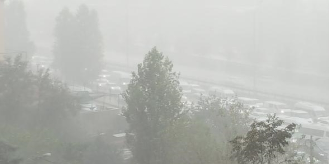 İstanbul'da yağmur bir anda başladı, trafik durdu