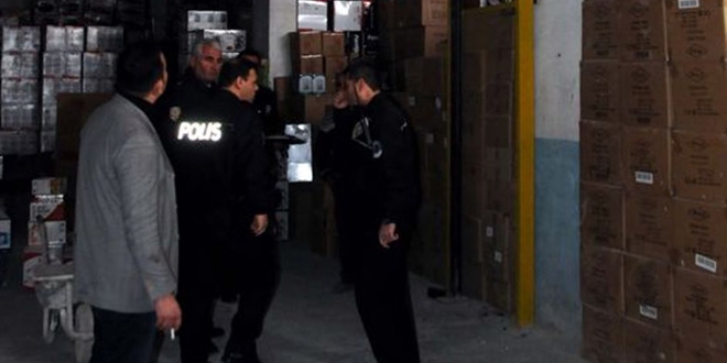 Kocaeli'de boynu yük asansörüne sıkışan kişi öldü