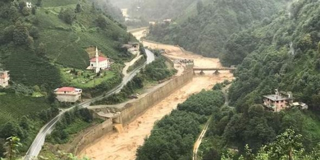 Rize'deki sel felaketi: 1 ölü, 2 ilçede okullar tatil