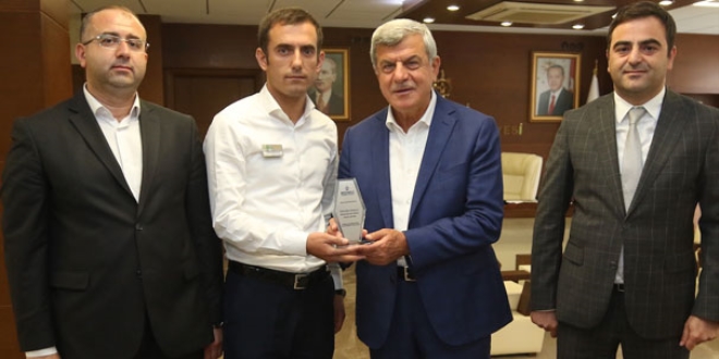 Duyarlı otobüs şoförü ödüllendirildi