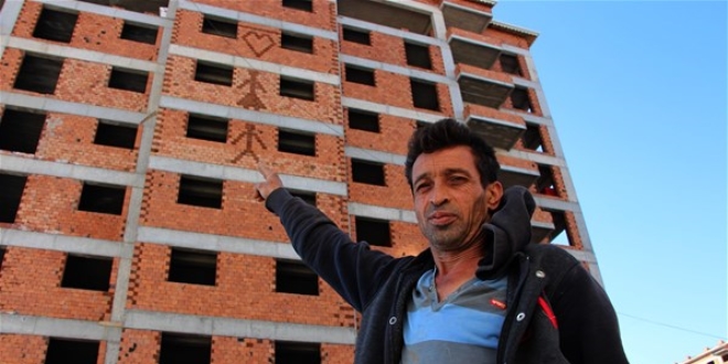 Duvar ustası, her binaya motiflerle imzasını atıyor