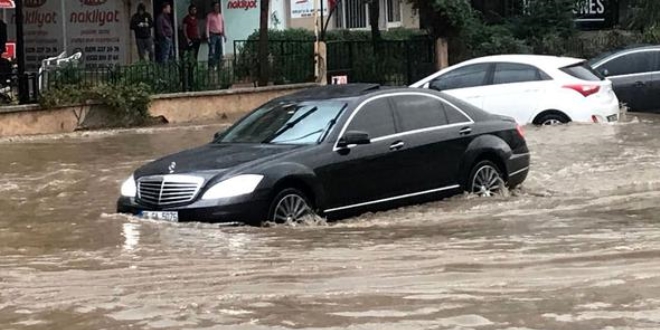 Uşak'taki sağanak: 150 ev ve iş yerini su bastı