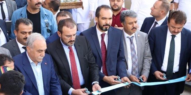 2 metre uzunluğundaki dondurma törenle kesildi
