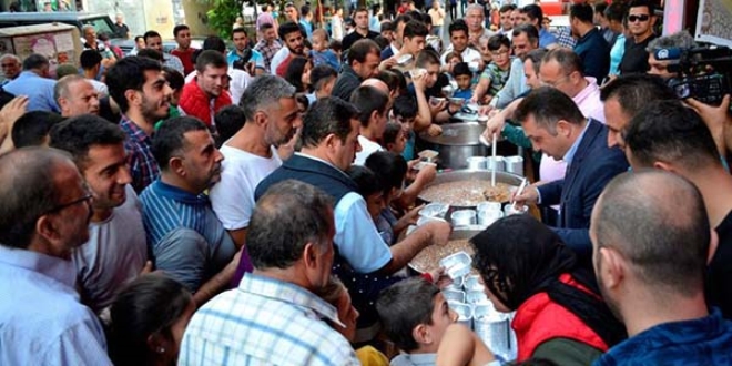Görevlendirme yapılan belediyeden 2 bin vatandaşa aşure