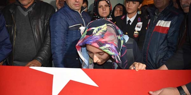 Şehit uzman çavuş son yolculuğuna uğurlandı