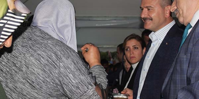 İçişleri Bakanı Soylu vatandaşlara aşure dağıttı