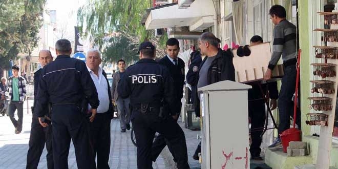 Polis heryerde o kadını darbeden zanlıyı arıyor