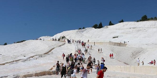Pamukkale'de Çinli turist yoğunluğu